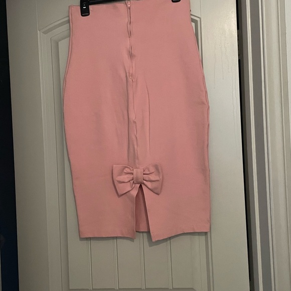 Flirty Bow Pencil Skirt in Light Pink - Picture 4 of 5
